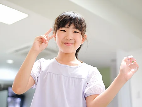 ピースサインをする子ども