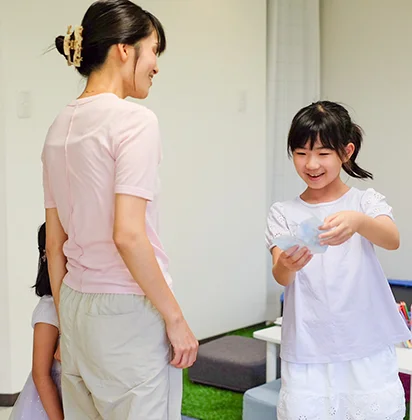 制作物をスタッフに見せる子ども