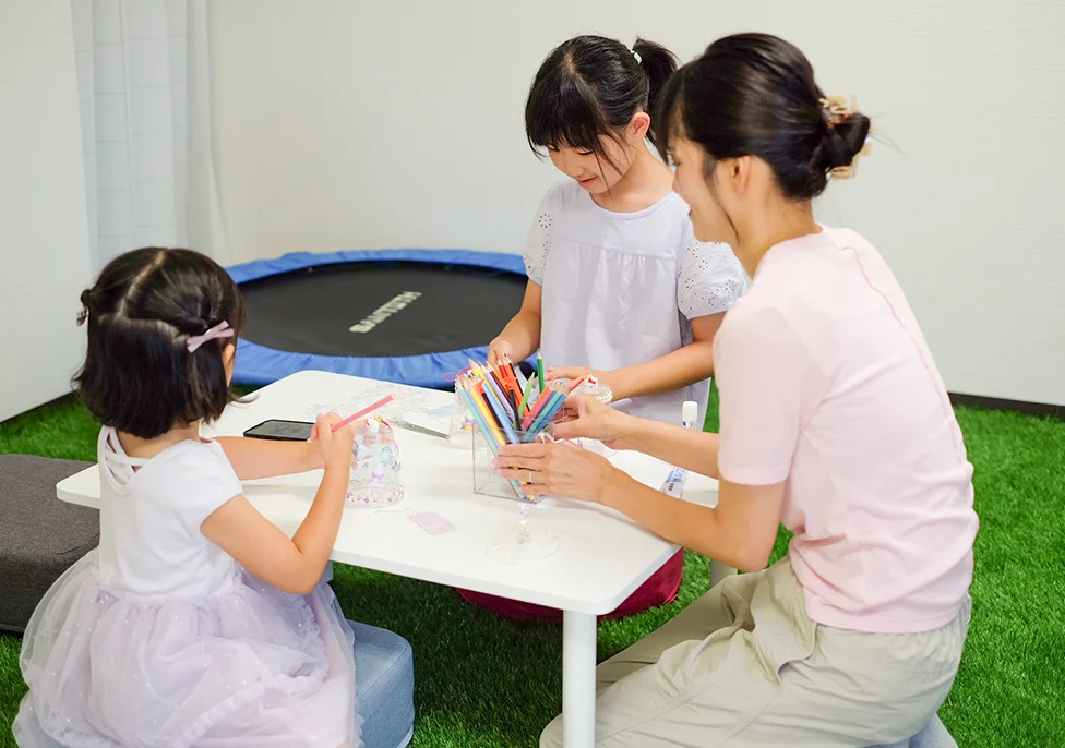 制作の時間を過ごすスタッフと子どもたち